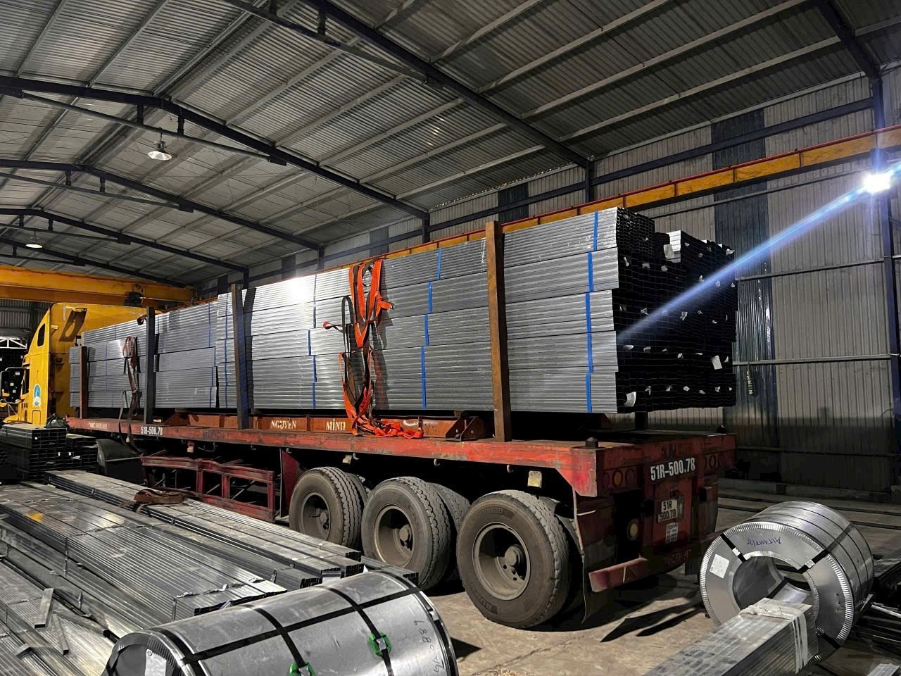 Cung cấp Ván Phim 18mm và Sắt Hộp Mạ Kẽm 2000 cây Dự Án Phú Quốc