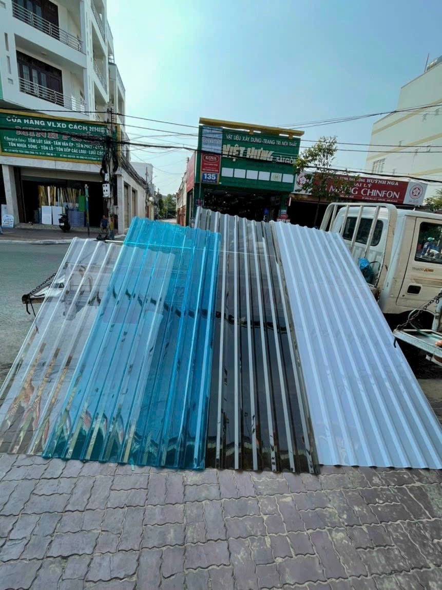 Mái phơi gạch: chọn tôn Poly hay tấm Poly phẳng?
